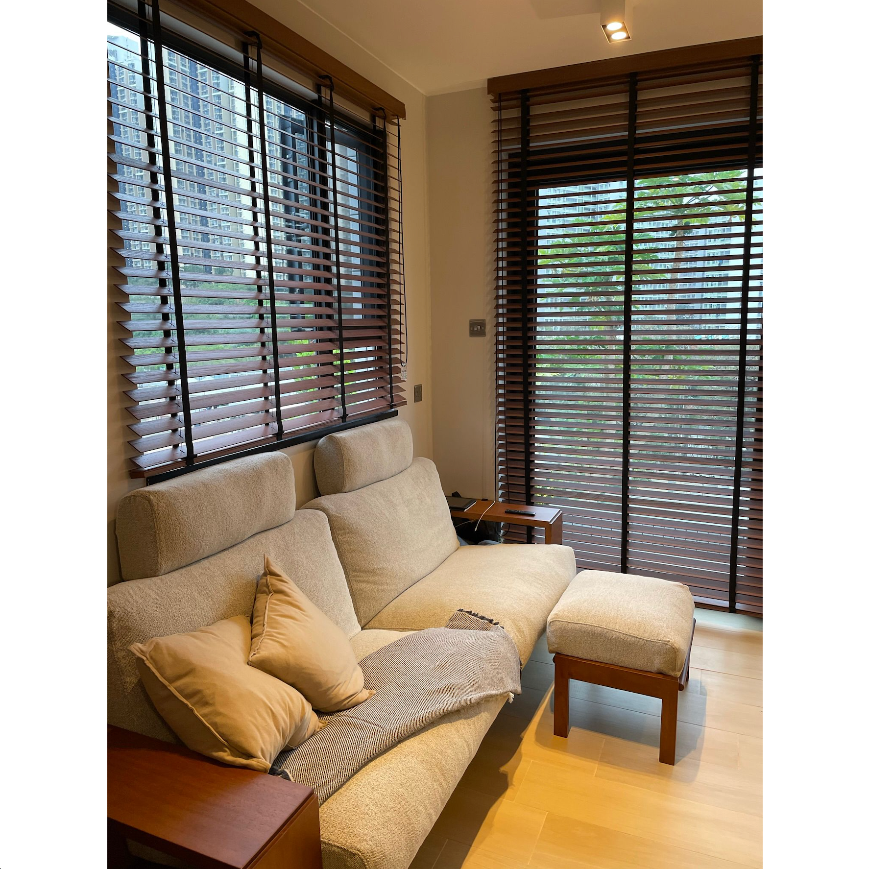 荃灣:日式沙發配落地大窗打造高級感客廳