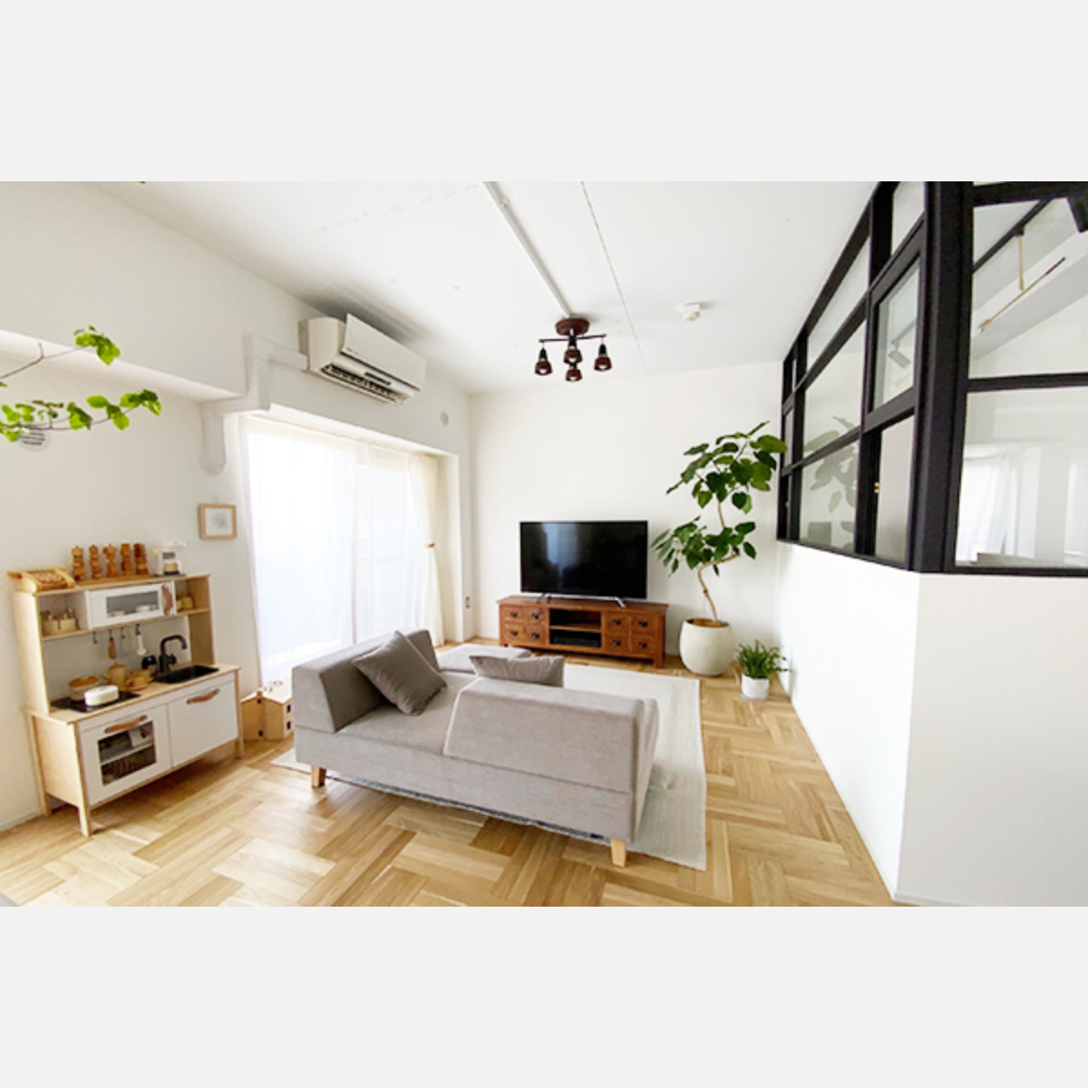 PIVO Sofa Set: 2P, Stool (Standard) in
Fabric 4 (HU Sandbeige) / Natural Wood Leg