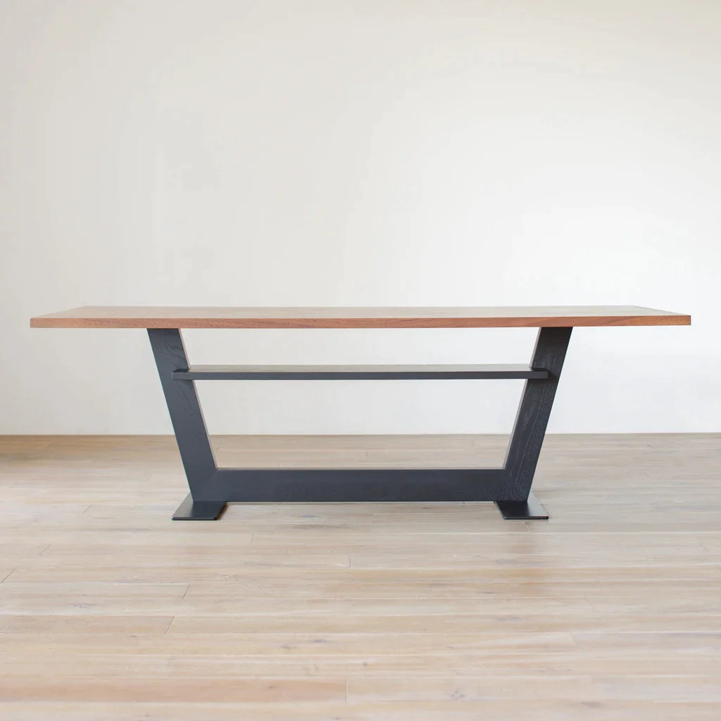 W196 / Walnut / Leg: Black Oak