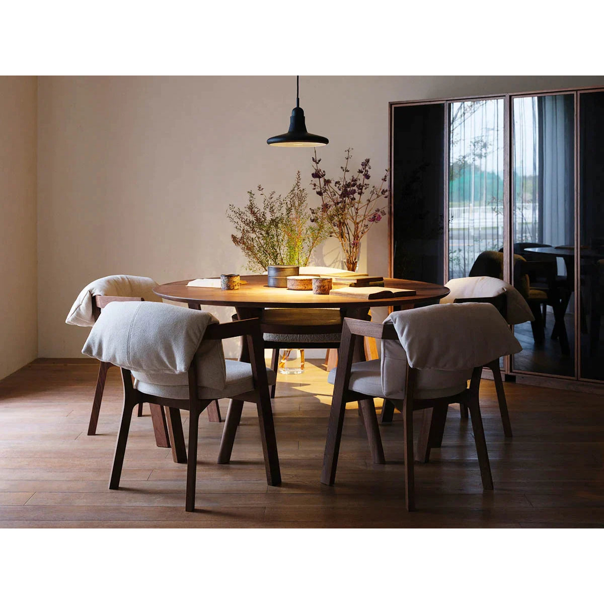 AGILE Circle Dining Table 133, SOLIDO Arm Chair, LIBERIA PLUS Cabinet High