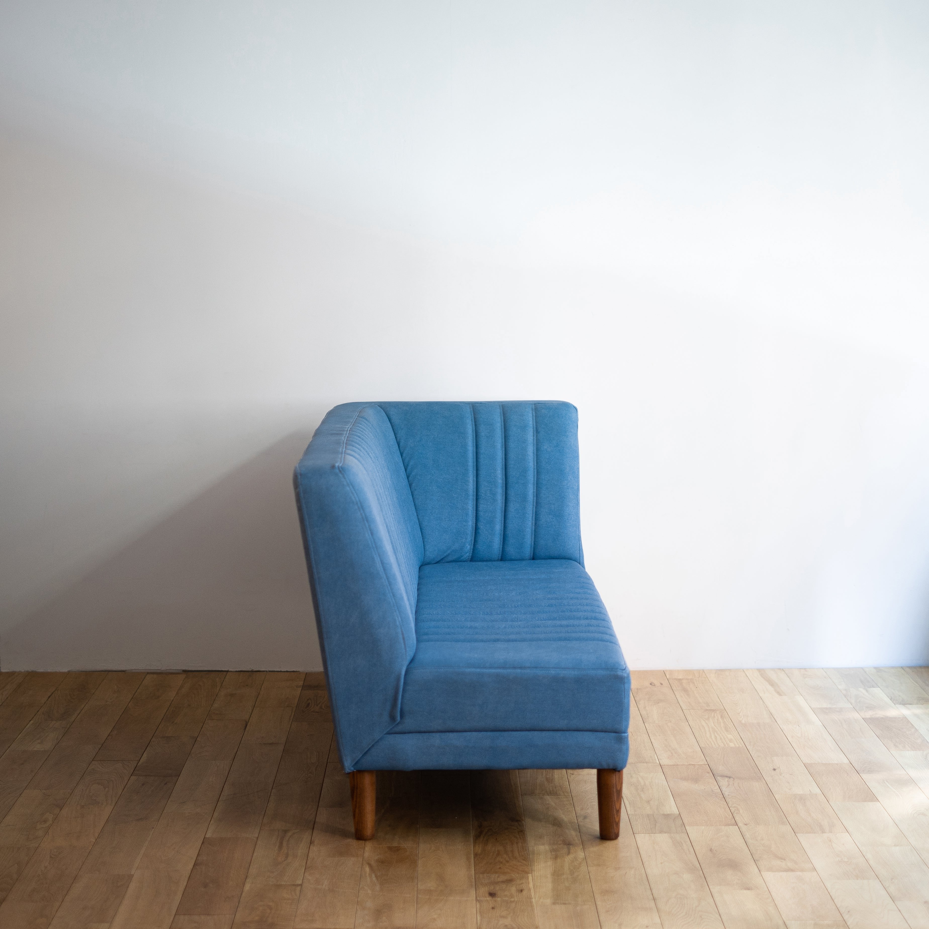 *只供參考,我們正在售賣的是米白色2座位版本