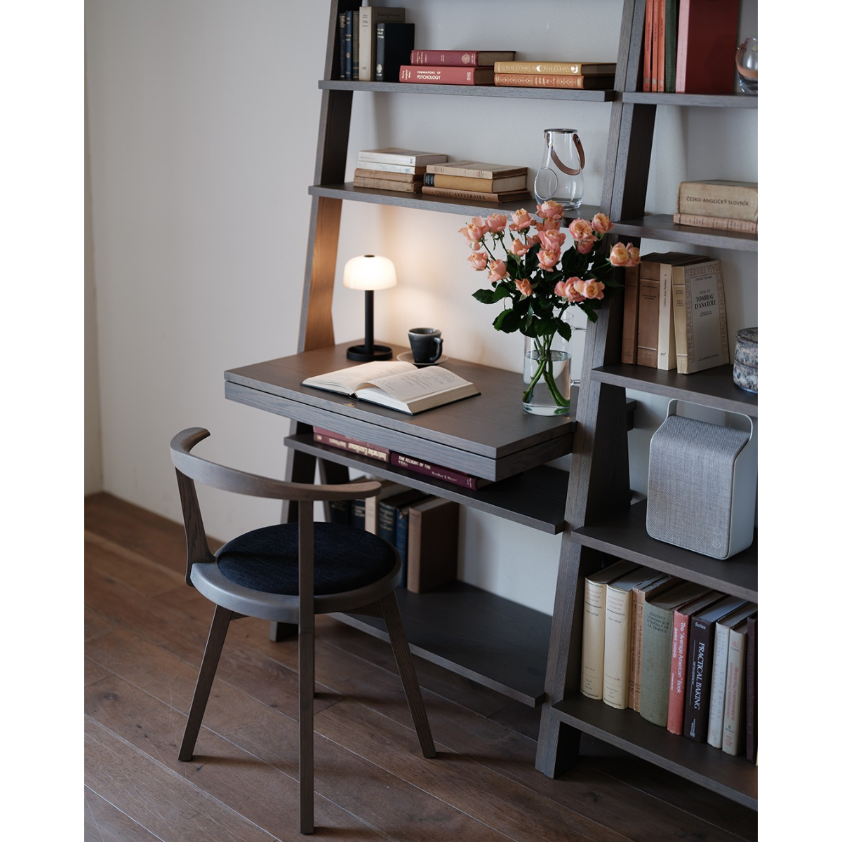 SCALA Shelf 070, 056, SCALA Desk 084
AGILE Round Chair