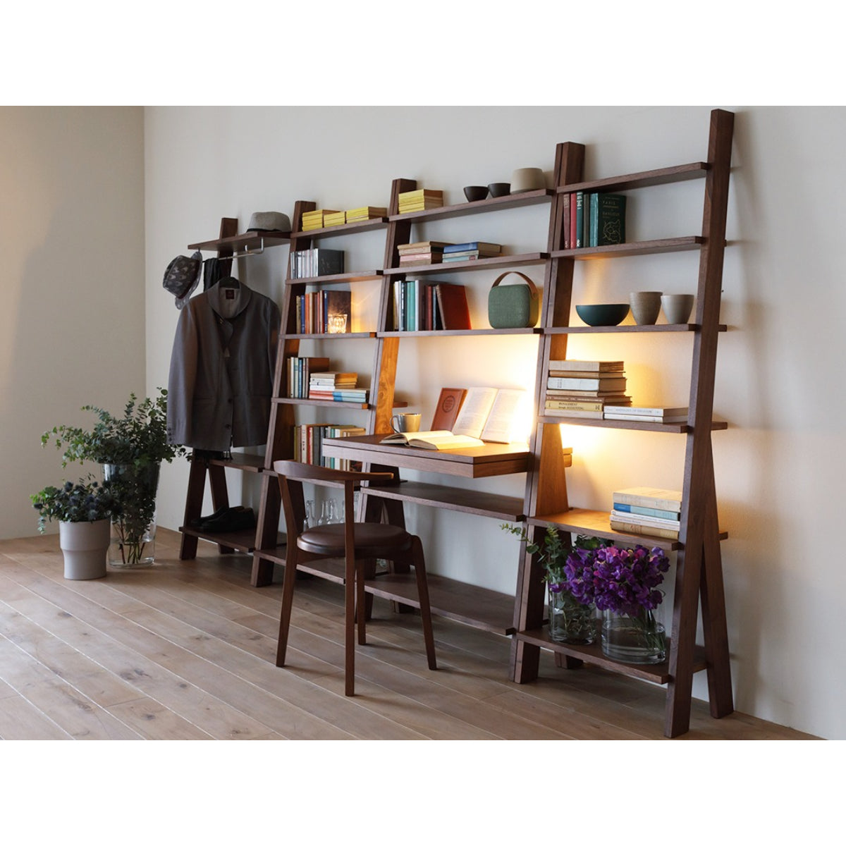 SCALA Shelf 056, SCALA Desk 084, SCALA Shelf 070, SCALA Hanger 070, AGILE Side Chair