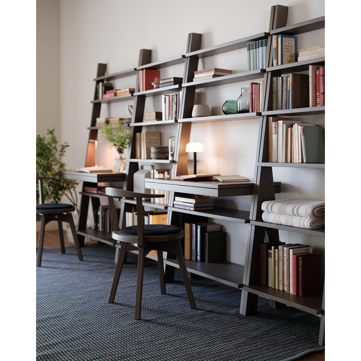 SCALA Shelf 070, 056, SCALA Desk 084
AGILE Round Chair