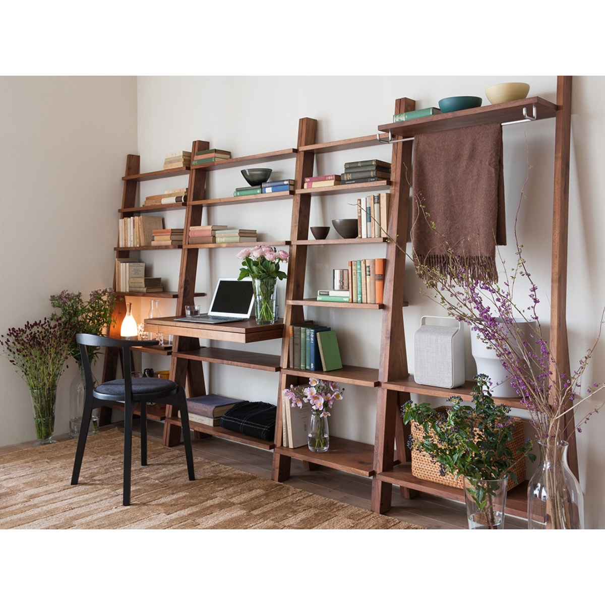 SCALA Shelf 070, SCALA Desk 084,
SCALA Shelf 056, SCALA Hanger 070, AGILE Side Chair