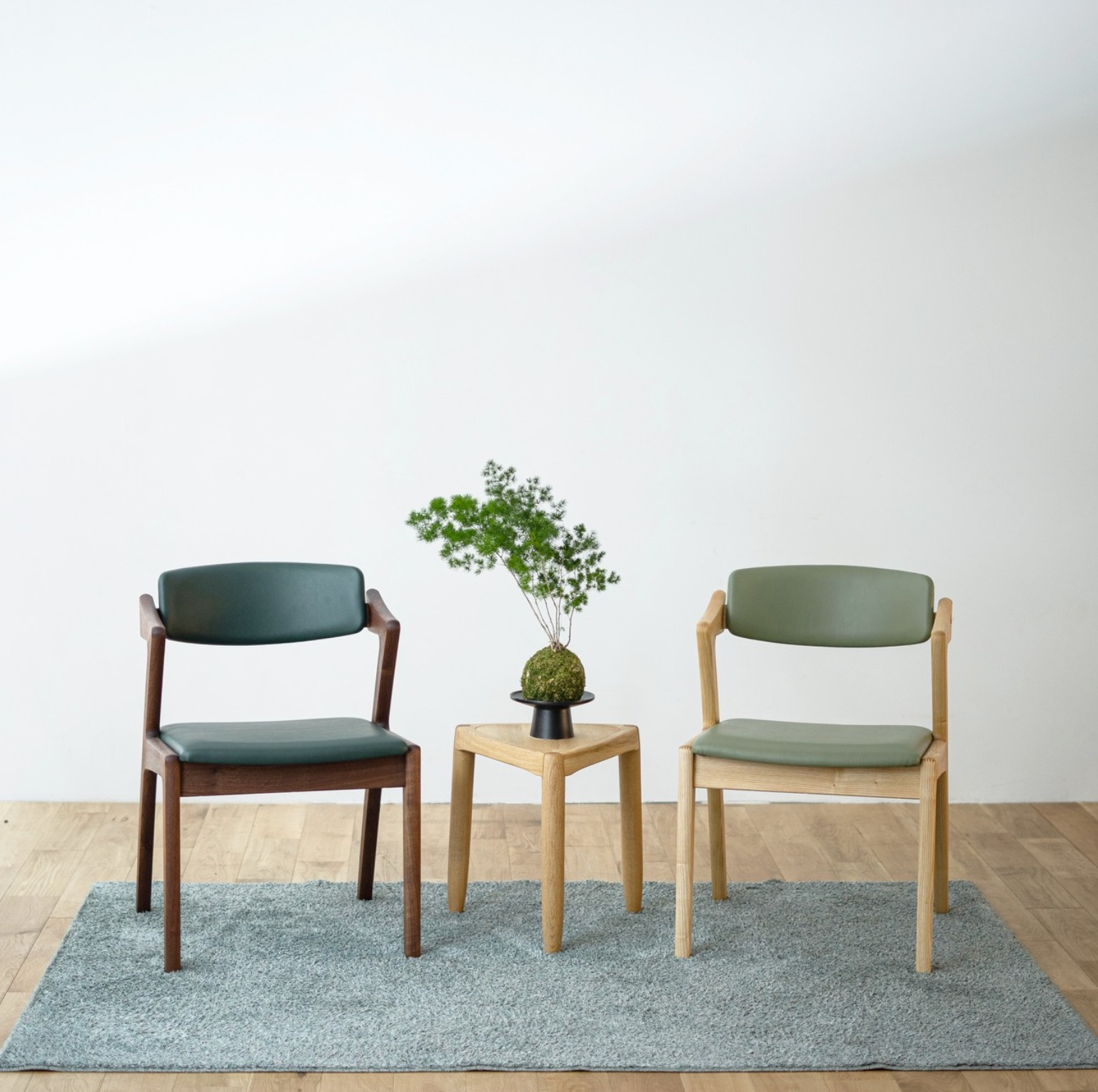 Left:Walnut/ES Leather L2460 Right:Tamo Ash/ES Leather L2459