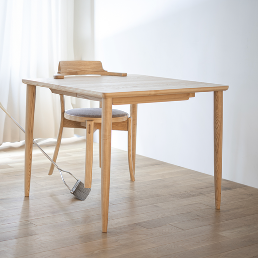 椅子可以掛在桌面放便清潔。