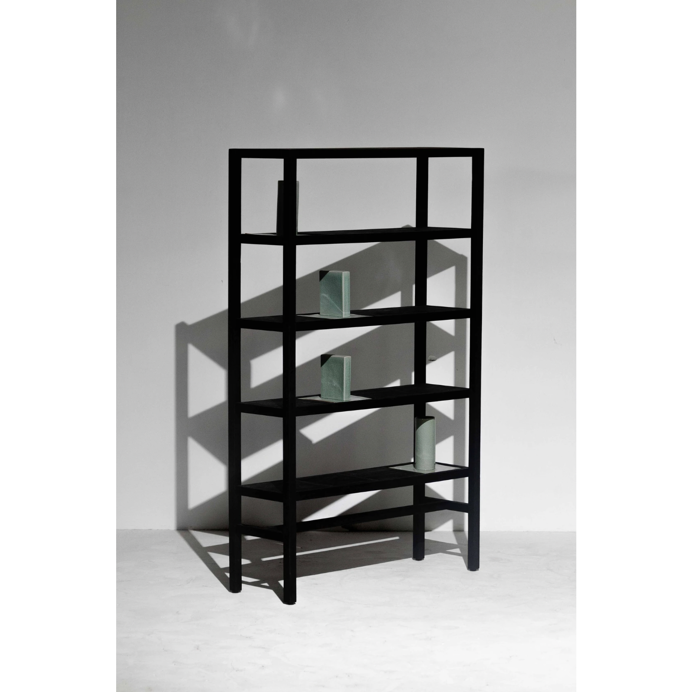 W910 - 5 Layers / With Ceramic Vase & Bookends / Charcoal Black