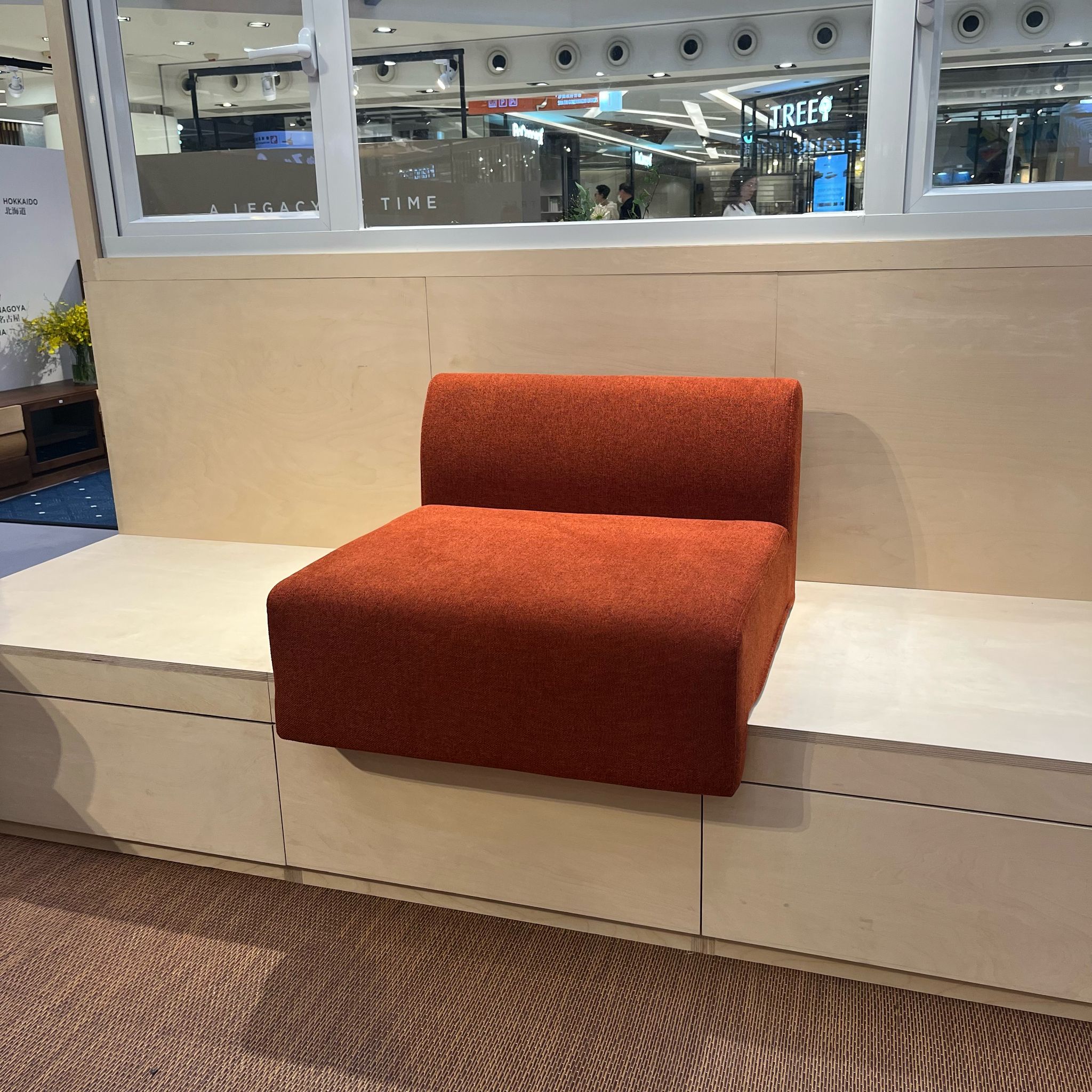 W72 (single seat) / No arm cushion