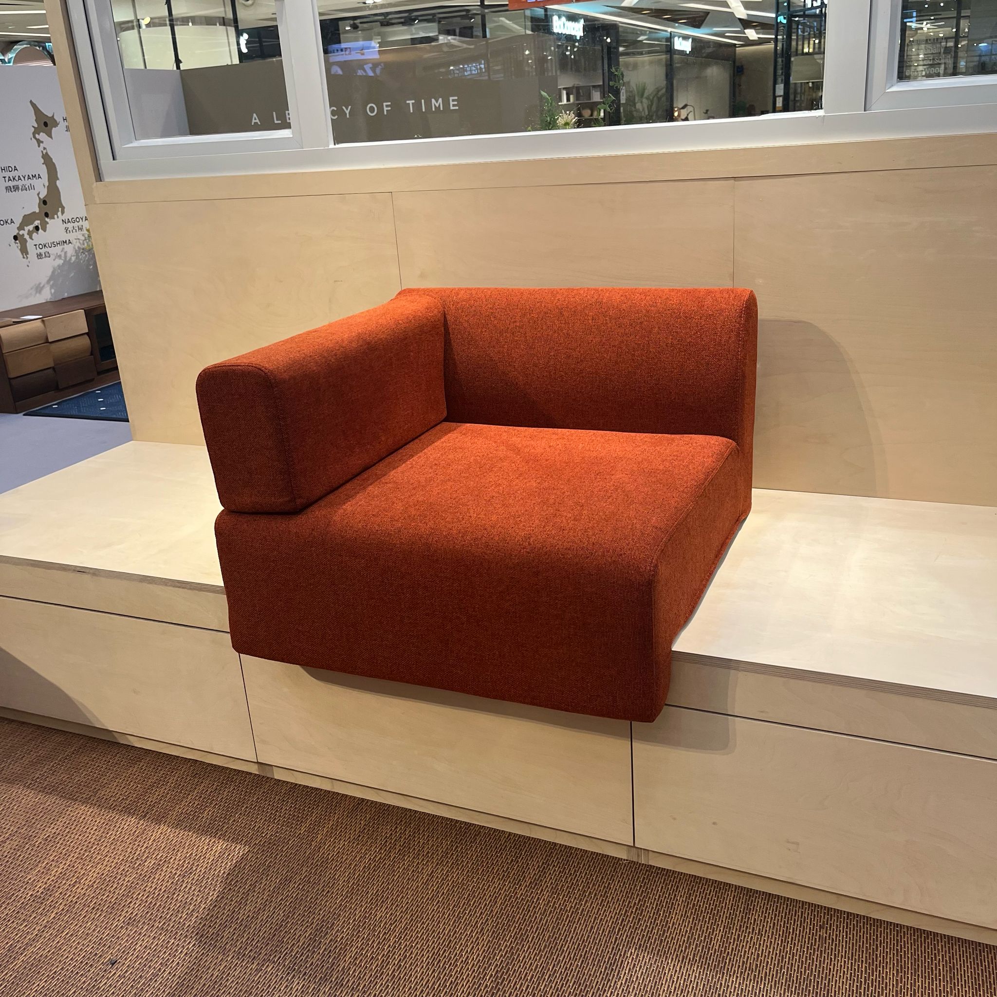 W72 (single seat) / with 1 arm cushion