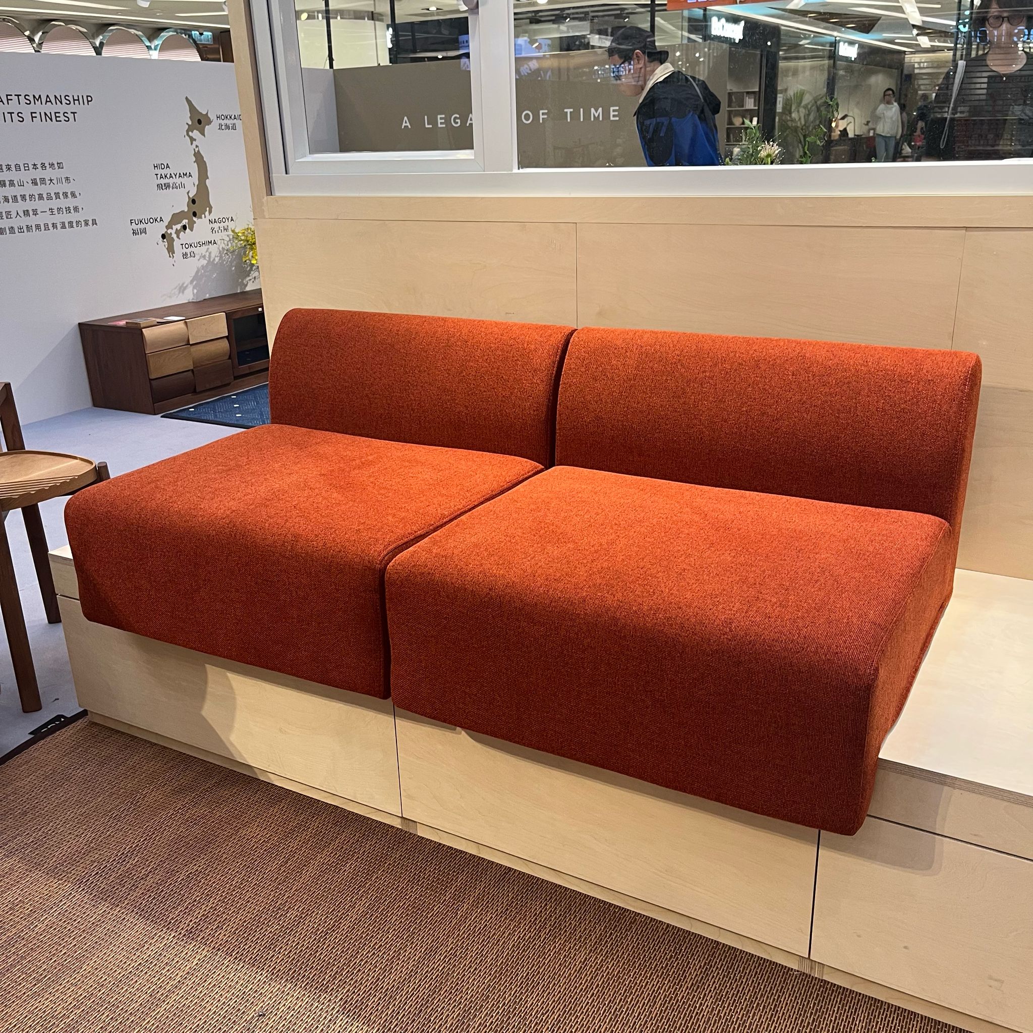 W144 (twin seat) / No arm cushion