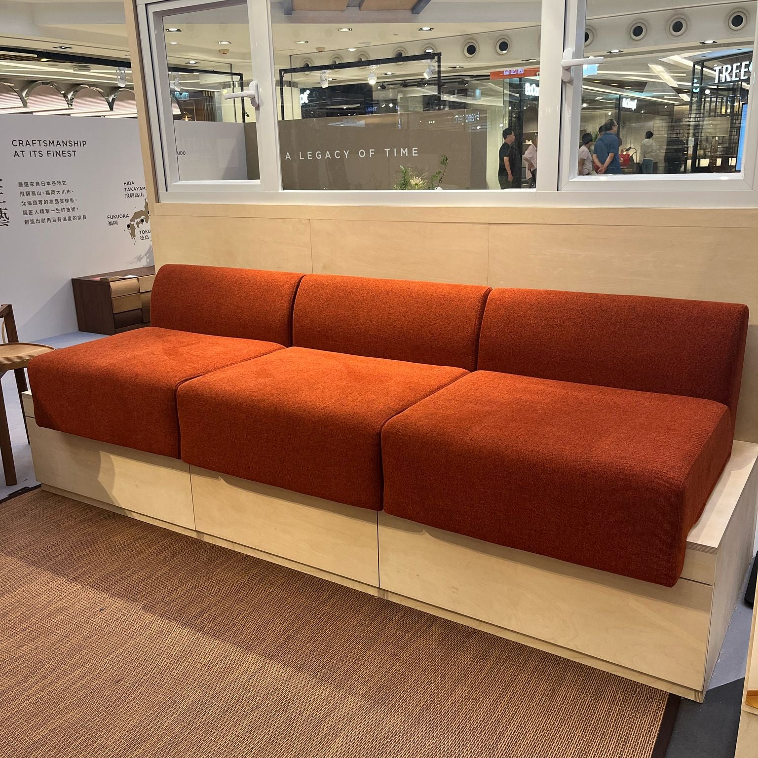 W216 (triple seat) / No arm cushion