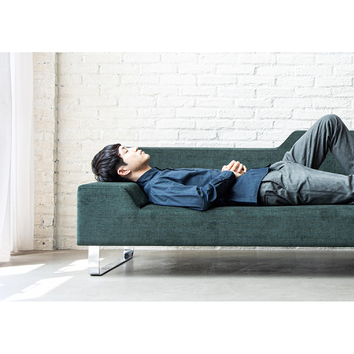 The diagonally cut armrest fit as pillows, making this a perfect design for lying down.