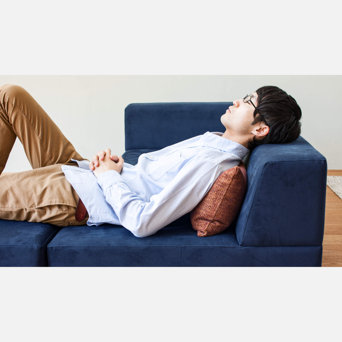 The low armrest design makes it easy to relax comfortably with a cushion.