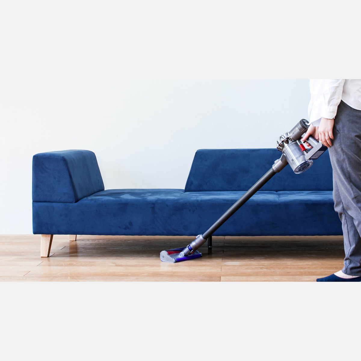 With 18cm-high legs, the sofa allows for easy cleaning underneath.
