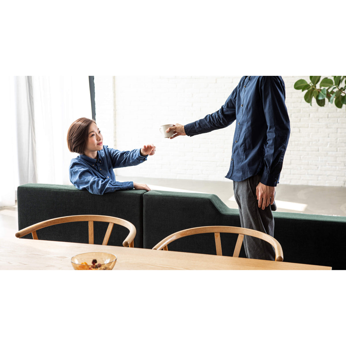 The low back allows the view to flow to various angles, and the back also has a clean style.