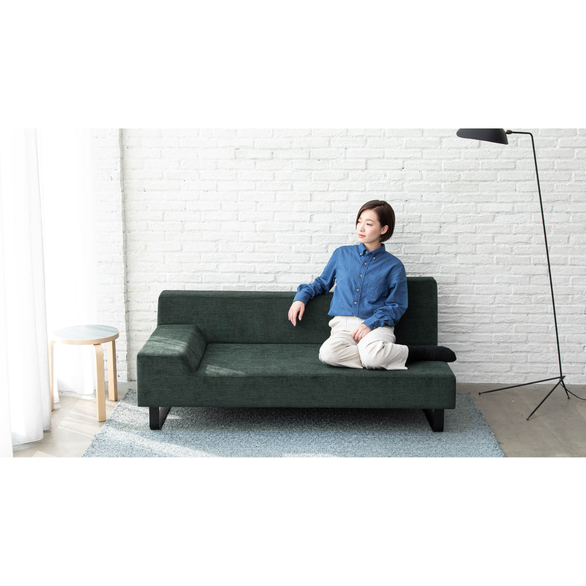 The seat depth is wide, so even a 1400mm-wide short two-seater sofa can be comfortably seated with your legs up.