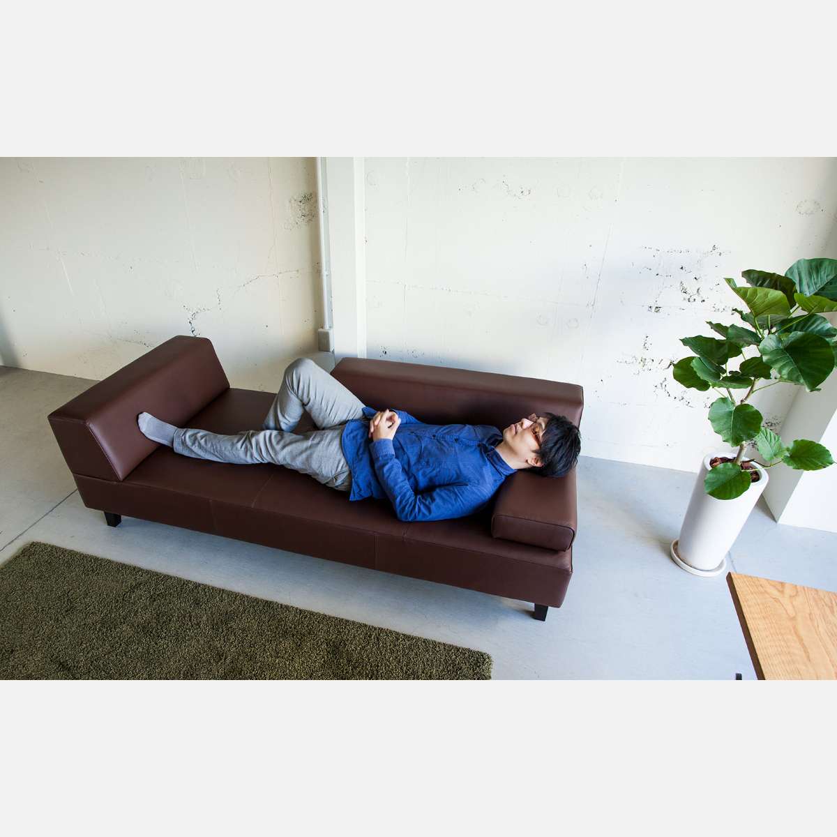 2.5P PIVO Sofa with extra armrest cushion/ Genuine Leather / Dark Brown Wood Leg