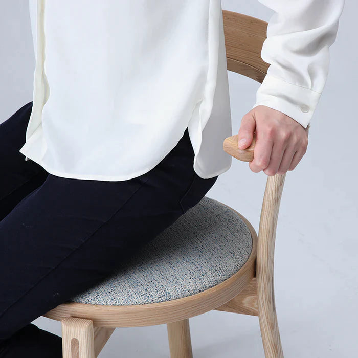 半扶手的設計方便出入。