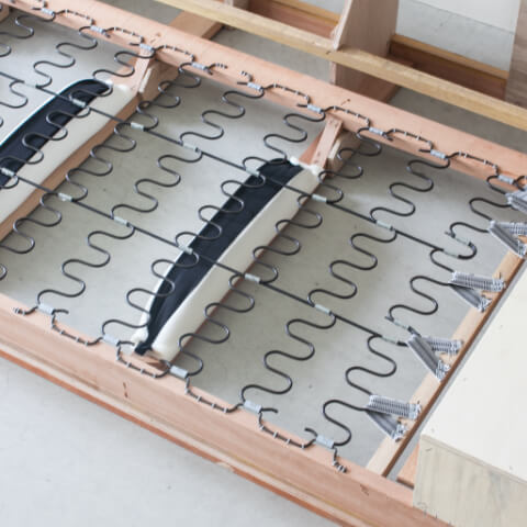 The dense seat cushions feature S-springs for supple elasticity.