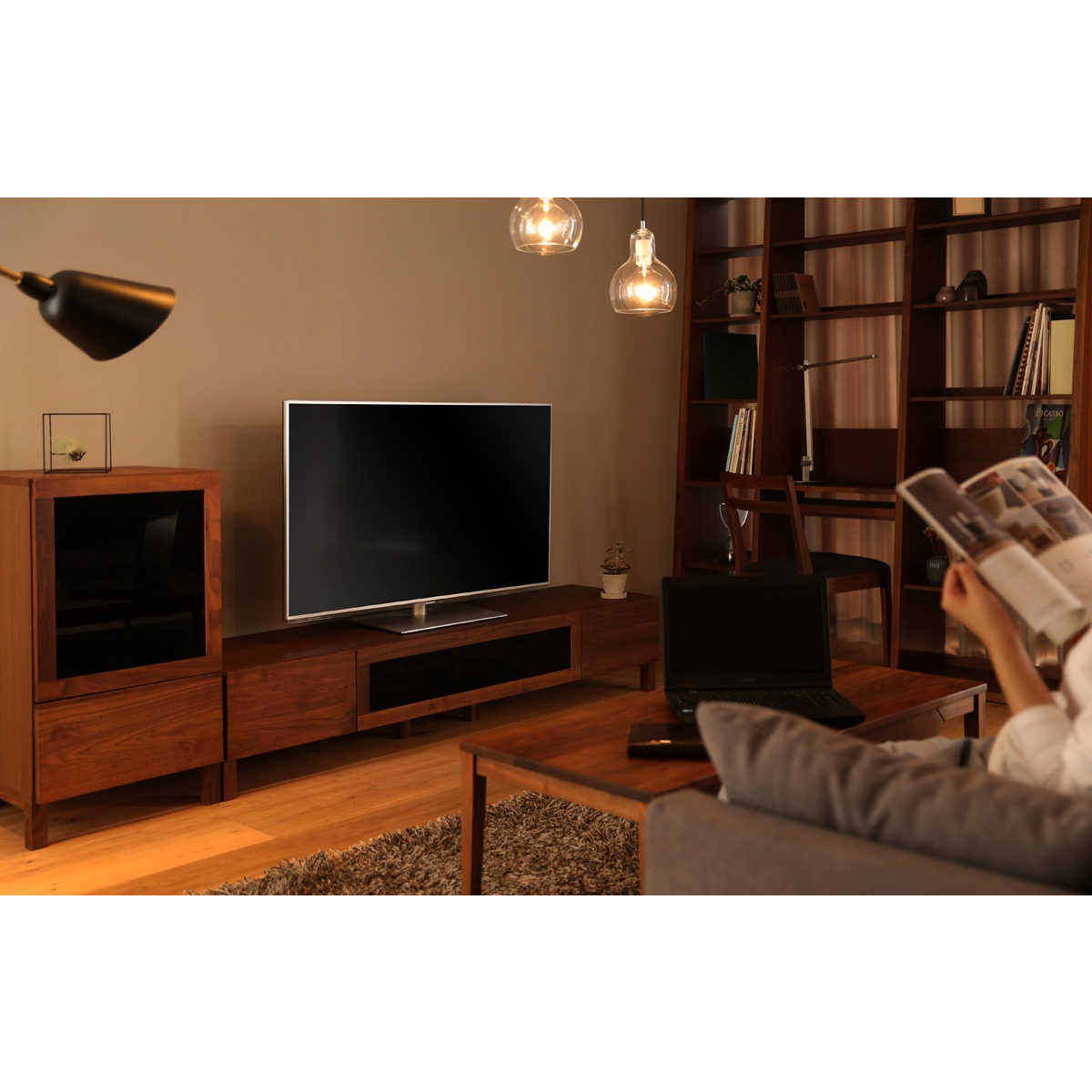 Walnut / W1799 / Black Glass